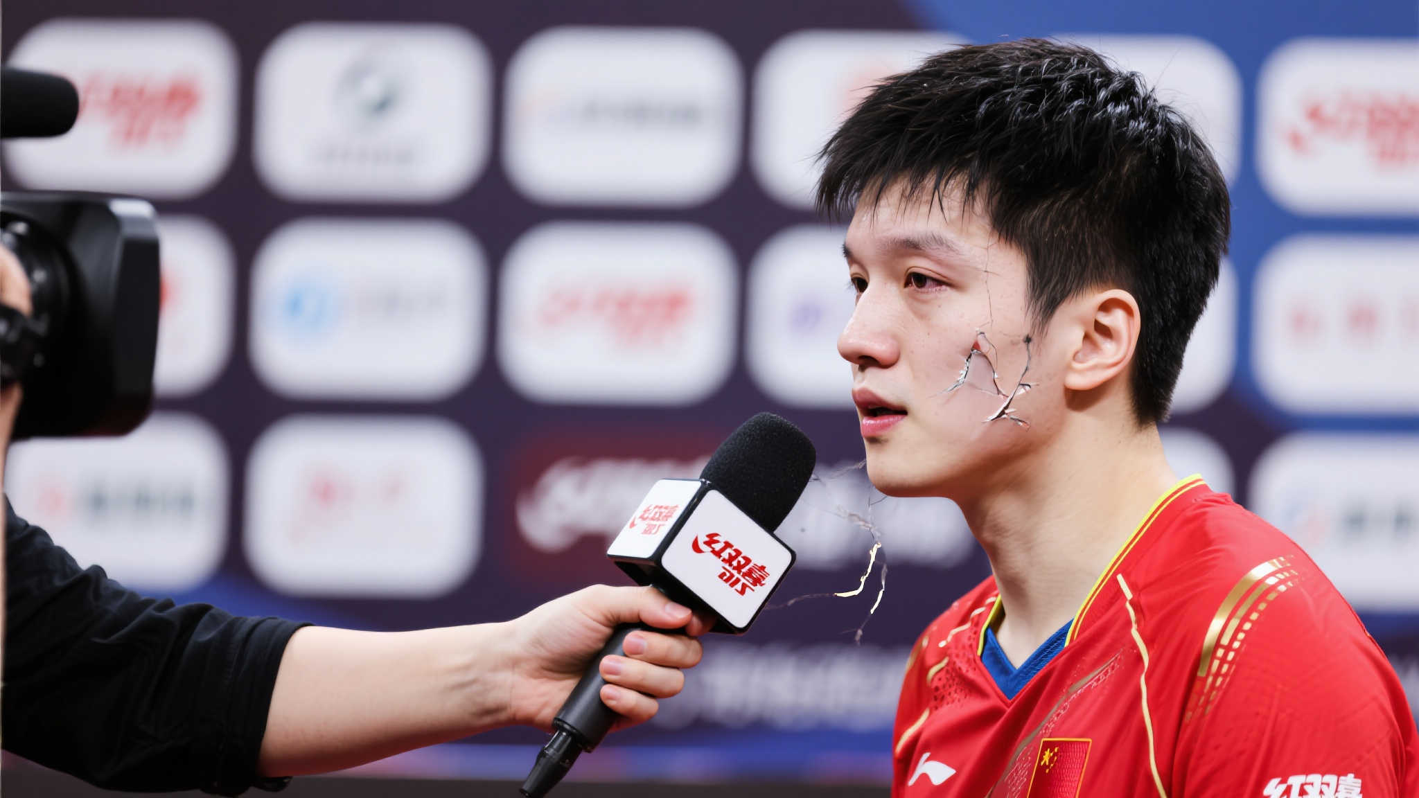 热点！王楚钦球板受损，赛后记者提问引争议，强势回应显霸气