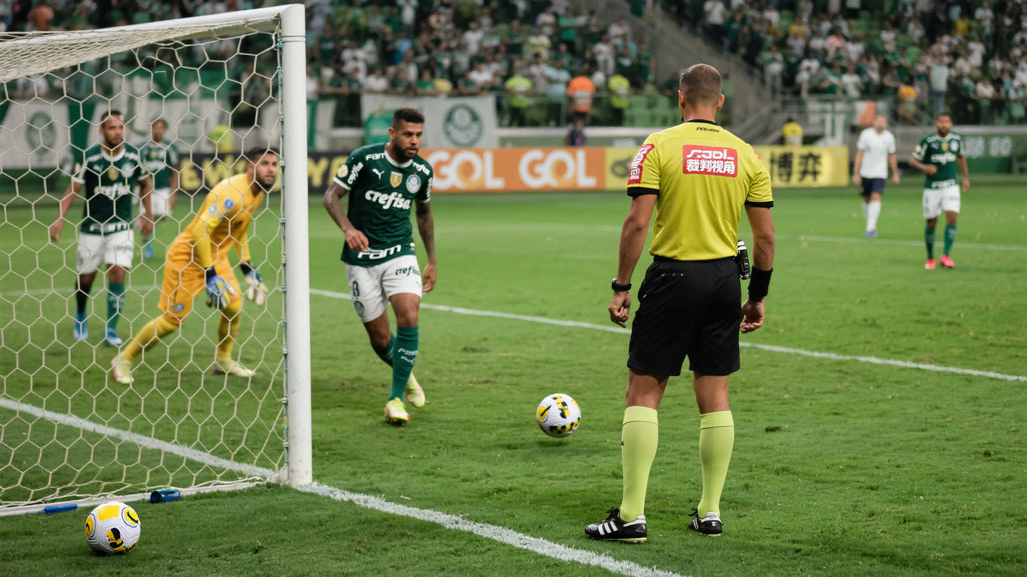 前言：从裁判眼中解读精彩瞬间，领略绿茵场上的规则魅